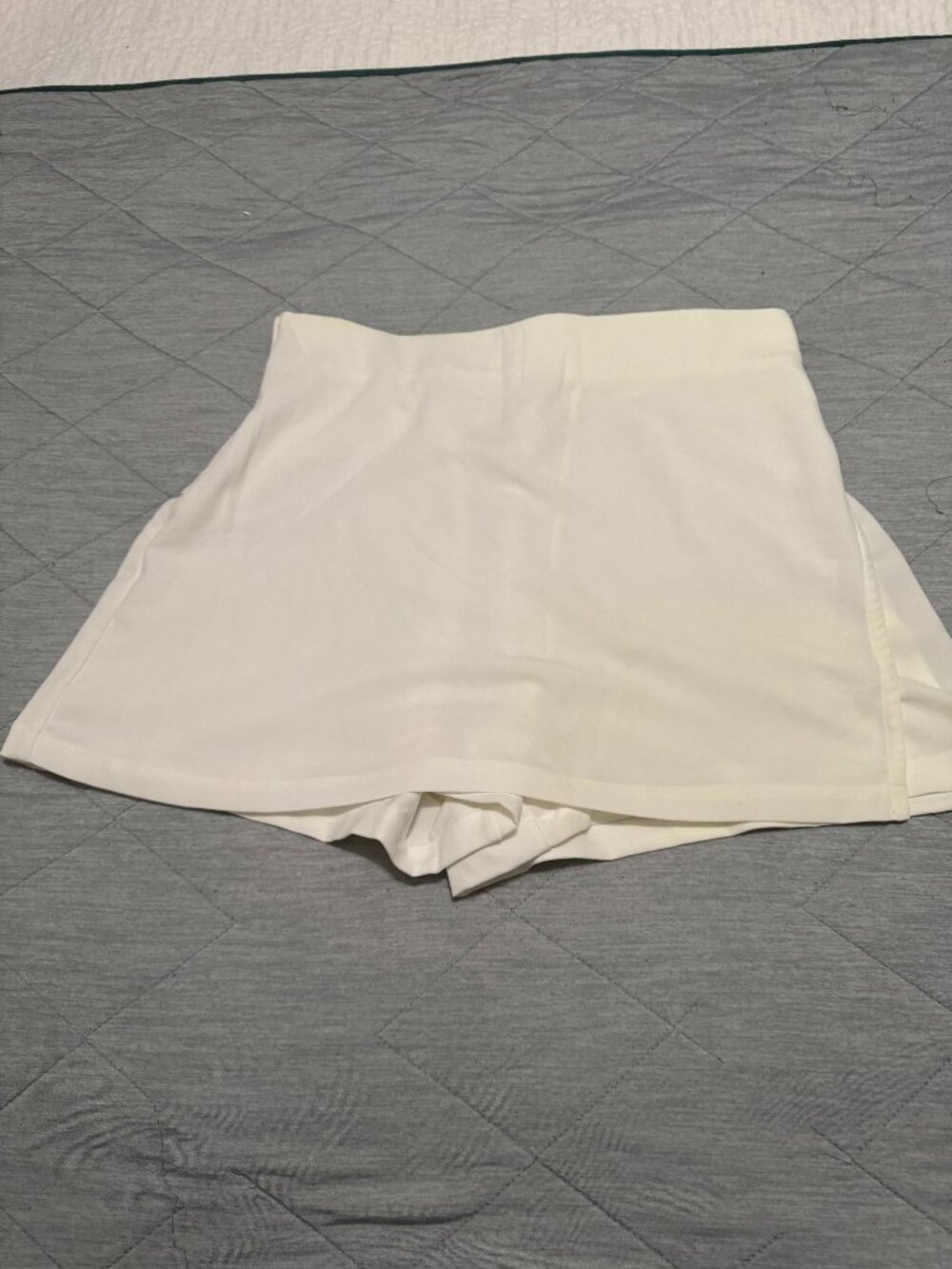 Womens Athleta White Cosmic Flutter Shorts Sz 12